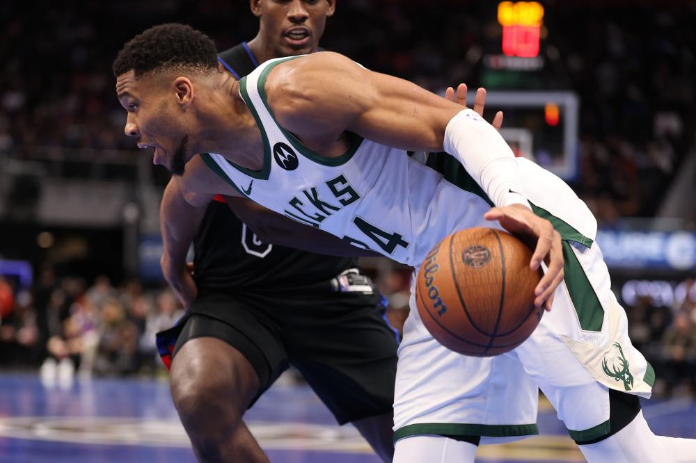 火箭队大获成功，东契奇带队晋级，萨尔正式退出，独行侠完成签约